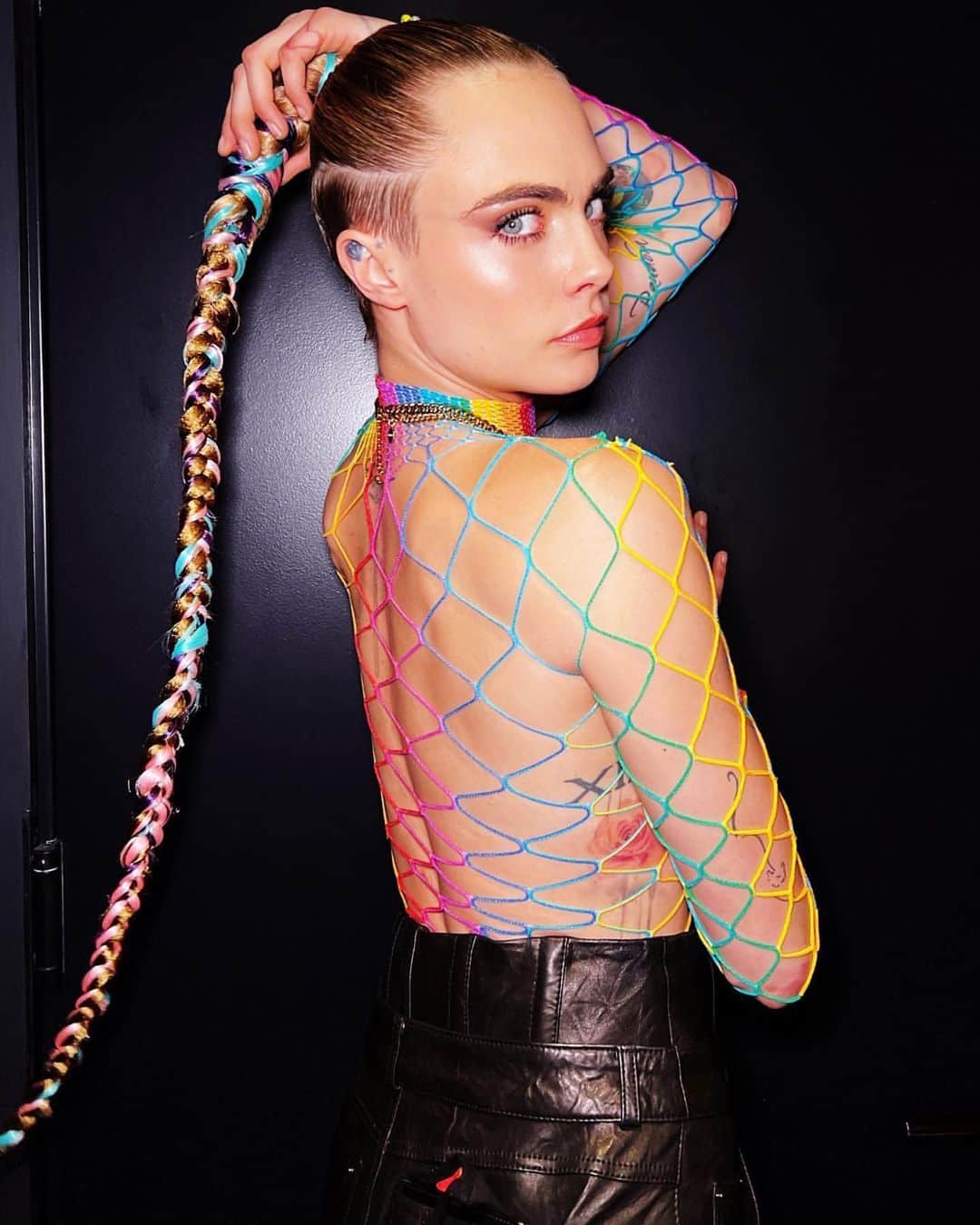 カーラ・デルヴィーニュのインスタグラム：「🌈🌈🌈🌈BE PROUD 🏳️‍🌈🏳️‍⚧️⚧ 🦄✨🪩HAPPY PRIDE 🌈🌈🌈🌈」