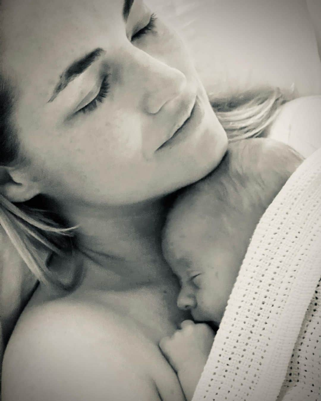 ヨアヒム・ローニングのインスタグラム：「Welcome to the world, son, little brother, grandson, nephew, cousin! With time you’ll be many more things. Mother and child are doing good and I’m so grateful I was able to be there for the birth. Thank you to everyone who made that possible. Amanda, you are such a champion and I love you so much ❤️ #hbdhawk」