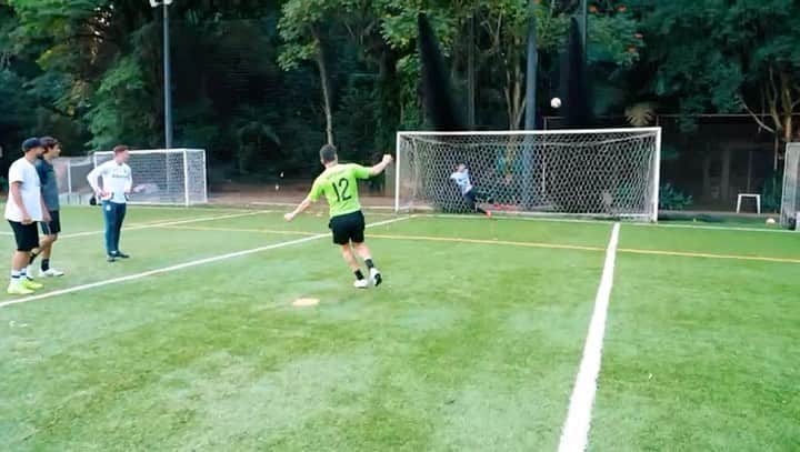 アレッサンドロ・ローザ・ヴィエイラのインスタグラム：「🎥 LINK NO STORIES!   @canal_f12.tv Voltamos 🚀  Quase 200 mil views no video!  @lucasmoura7 @othiagoventura @enzo12mendes @alicate04 @igorrezende12」