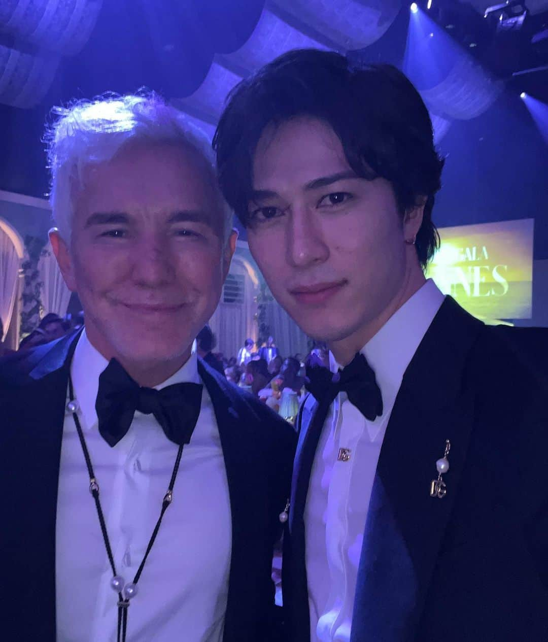 髙石リエムさんのインスタグラム写真 - (髙石リエムInstagram)「@bazluhrmann Had the absolutely time of my life talking with the Director of my all time Favourite Movie “The Great Gatsby” And the Star @leonardodicaprio at @amfar   Casual conversation starting with Mr @bazluhrmann asking me if I’m from Australia too made my day, though I’m a kiwi I still feel honoured❤️‍🔥 🎬 @elvismovie  Can’t wait to see the new Movie!!!!  昔から大好きな映画ギャッツビーの監督であり新しく出るエルビスの映画監督でもある @bazluhrmann にフランクに話しかけられ色々話せたのが今回のハイライト！ レオナルドとも話せたのが一生物🙏🏻 人生悔いなし😇  #amfar #elvispresley #elvismovie #bazluhrmann #director  #chopard #dolcegabbana  #ドルガバ #cannesfilmfestival #cannes #cannes2022 #cannesmoviefestival2022 #エルビス」6月7日 5時38分 - liamt_p