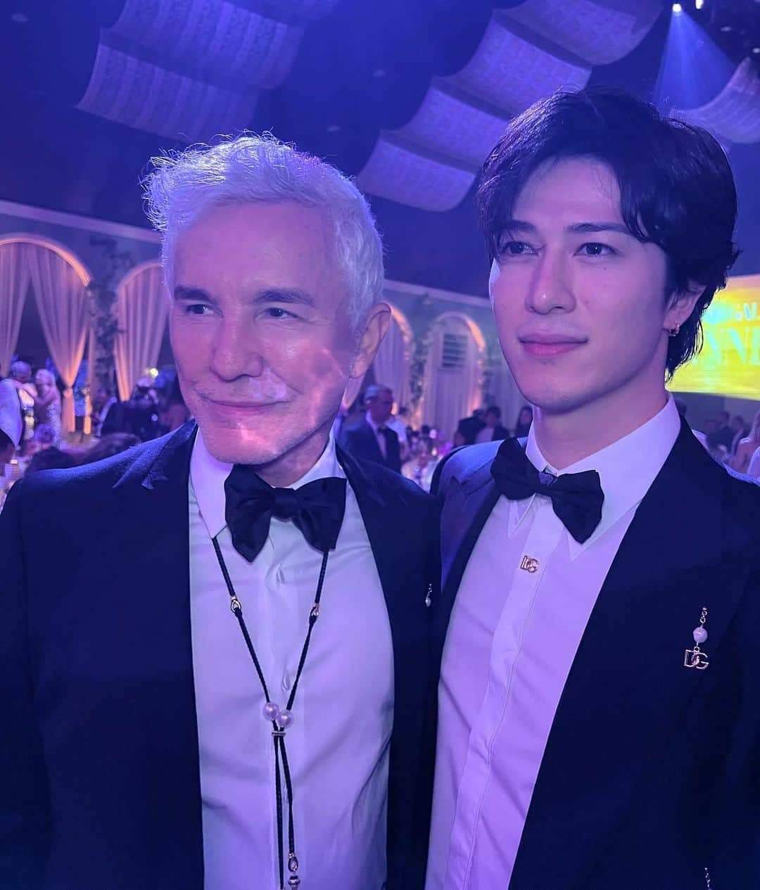 髙石リエムさんのインスタグラム写真 - (髙石リエムInstagram)「@bazluhrmann Had the absolutely time of my life talking with the Director of my all time Favourite Movie “The Great Gatsby” And the Star @leonardodicaprio at @amfar   Casual conversation starting with Mr @bazluhrmann asking me if I’m from Australia too made my day, though I’m a kiwi I still feel honoured❤️‍🔥 🎬 @elvismovie  Can’t wait to see the new Movie!!!!  昔から大好きな映画ギャッツビーの監督であり新しく出るエルビスの映画監督でもある @bazluhrmann にフランクに話しかけられ色々話せたのが今回のハイライト！ レオナルドとも話せたのが一生物🙏🏻 人生悔いなし😇  #amfar #elvispresley #elvismovie #bazluhrmann #director  #chopard #dolcegabbana  #ドルガバ #cannesfilmfestival #cannes #cannes2022 #cannesmoviefestival2022 #エルビス」6月7日 5時38分 - liamt_p