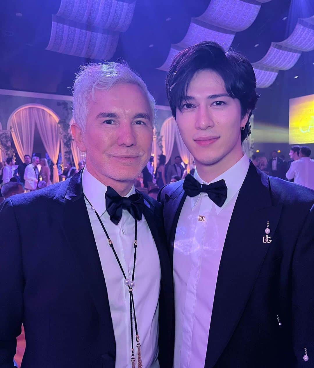 髙石リエムのインスタグラム：「@bazluhrmann Had the absolutely time of my life talking with the Director of my all time Favourite Movie “The Great Gatsby” And the Star @leonardodicaprio at @amfar   Casual conversation starting with Mr @bazluhrmann asking me if I’m from Australia too made my day, though I’m a kiwi I still feel honoured❤️‍🔥 🎬 @elvismovie  Can’t wait to see the new Movie!!!!  昔から大好きな映画ギャッツビーの監督であり新しく出るエルビスの映画監督でもある @bazluhrmann にフランクに話しかけられ色々話せたのが今回のハイライト！ レオナルドとも話せたのが一生物🙏🏻 人生悔いなし😇  #amfar #elvispresley #elvismovie #bazluhrmann #director  #chopard #dolcegabbana  #ドルガバ #cannesfilmfestival #cannes #cannes2022 #cannesmoviefestival2022 #エルビス」