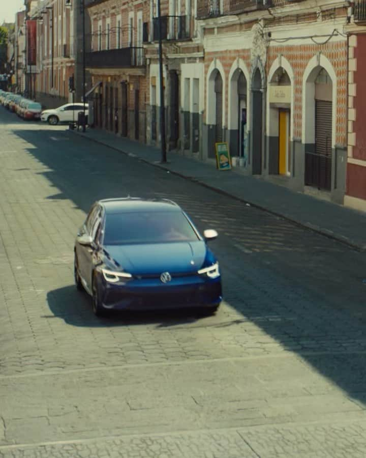 Volkswagen USAのインスタグラム：「A story told in reverse. Link in bio for more on the #VWGolfR.」