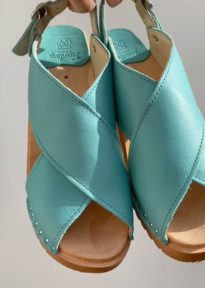 トロエントープのインスタグラム：「Seasonal focus color: turquoise 🌊  . . . #troentorps #troentorp #cloglife #clogs #clogsandals #träskor #cloglove #woodensandals #woodenclogs #turquoiseshoes #leathersandals #comfortsandals #swedishbrand #swedishclogs #mulesandals」