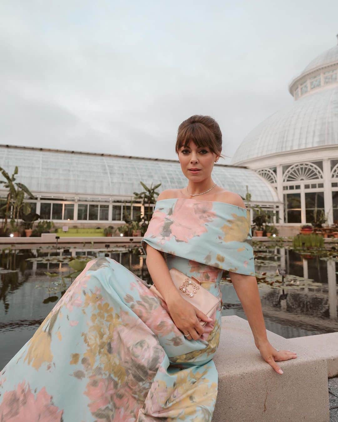 のインスタグラム：「@jennycipoletti wears Lela Rose Spring 22 to the @nybg Conservatory Ball 🌸」