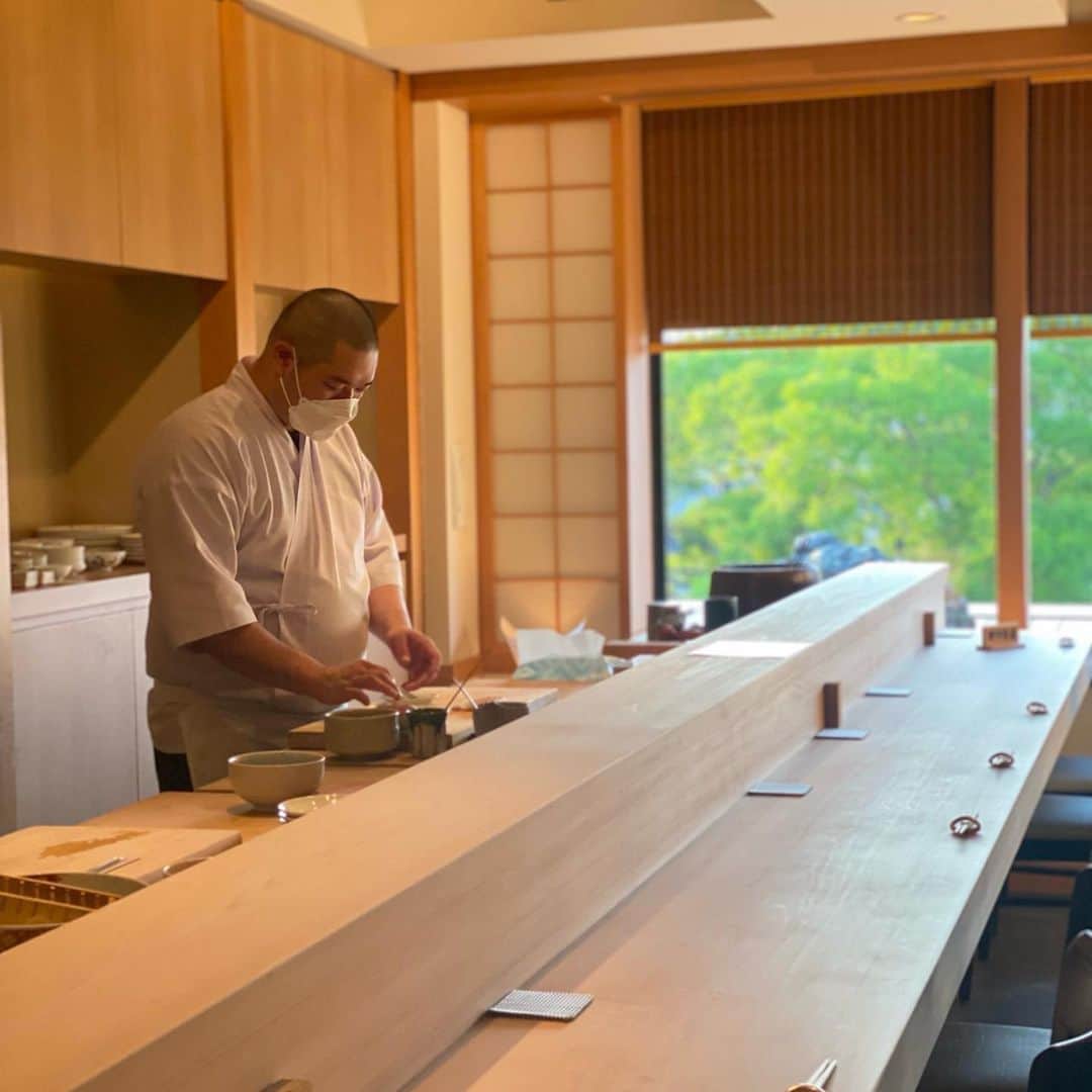 のインスタグラム：「六本木の暖簾分けで祇園にOpenされた【鮨 なかむら】さんへ＾＾ @gion.sushinakamura   #AWARD受賞 の至高の#江戸前鮨 を京都でも楽しめるなんて🍣👏  最初のじっくり煮出した絶品のはまぐりスープにいきなり心を掴まれ、カツオの藁焼きにのどぐろ、朝締めヒラメ、淡路真鯛、しまあじ、マグロの甘辛煮🐟  高知の天然記念物になっているアカメや沖縄のまぐろに雲丹ドッグ。。。etc  3種のお酢をブレンドして炊き方から拘られた魚沼産コシヒカリのシャリとお鮨の美味しさを引き立ててくれる日本酒🍶が最高でほっぺが落ちた🥰  デザートのシャーベットは色が変わって楽しくて後味スッキリ🍧  #ks_22✨ #ks_kyoto✨ #kyoto #gion #sushi #京都 #祇園 #京都グルメ #食べスタグラム #京都散策 #鮨スタグラム #🍣」