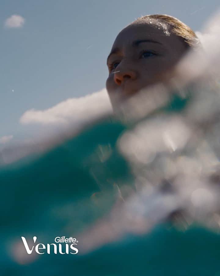 カリッサ・ムーアのインスタグラム：「I'm so excited to introduce @living_inthelight and @nique_miller to #TeamVenus, and am just as excited for what all of us on #TeamVenus are doing this year! Not only does @GilletteVenus draw inspiration from the ocean, but just as importantly, we're inspired from all of the planet's powerful women who continue to break boundaries, both in and out of the water. Together we're striving to help women feel their best in their own authentic skin, in and out of the water. #MySkinMyWay means loving my skin no matter what, even when outside voices tell you not to. I'm looking forward to sharing more with you within the next few weeks! #ad」