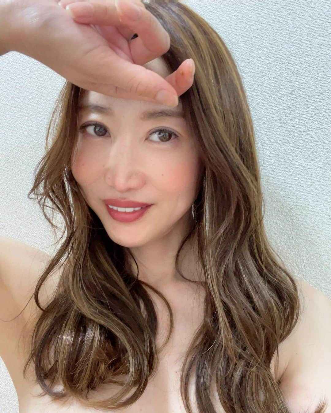 渋谷恭子さんのインスタグラム写真 - (渋谷恭子Instagram)「もう少しおでこが狭かったら 断然前髪なし派✨  広いおでこ隠すポーズ笑笑  #前髪エクステ #前髪なし #巻き髪 #巻き髪アレンジ #ハイライト #ハイライトカラー #ヘアスタイル #ヘアスタイルチェンジ #おでこ広い のが #コンプレックス」6月7日 7時24分 - kyoko.86