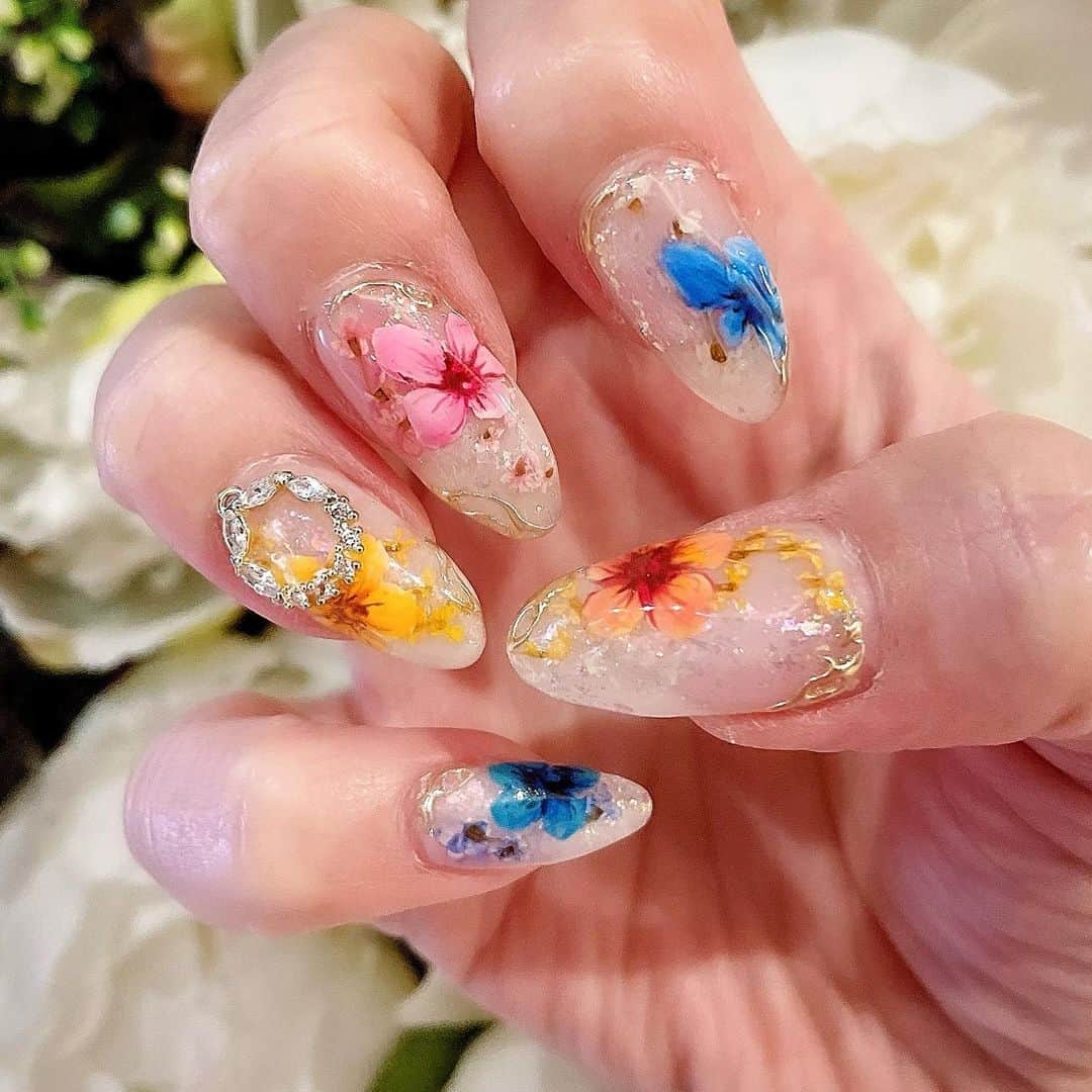 のインスタグラム：「今回のネイルは…💅✨  『押し花ネイル💅』 …にしたかったのですが… 在庫が無いとのことで😂  フラワーアートしてもらいました🌼 アートも上手なので… 今回はまぁおっけぃ🙆‍♀️  アクセは両方ともすぐ取れちゃったけど… 本当は可愛いパーツが付いてましたw  #ネイル #ネイルデザイン  #ネイルアート  #ネイルサロン  #ネイルケア #ネイル好きる #ネイル好きな人と繋がりたい  #nail #nailart  #nailstagram  #nails  #naildesign  #nailsofinstagram  #naildesigns  #nailsnailsnails  #押し花ネイル」