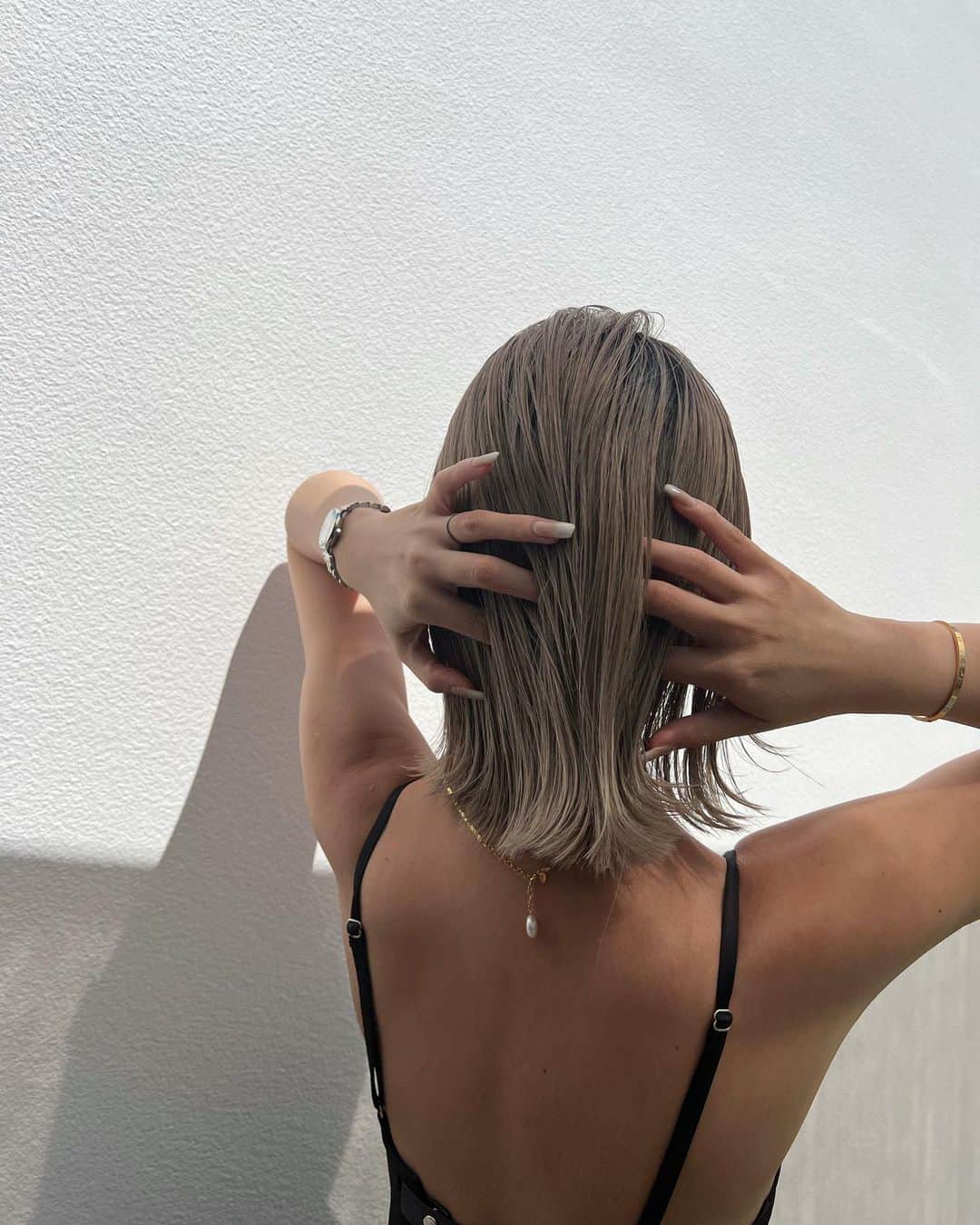孫きょうのインスタグラム：「hair color🔥  ぜんぶ天才お任せ @ryo_saltwater   全頭ブリーチは累計3回、 あとは伸びた分からはリタッチ数回。  ブリーチに抵抗がなくなるほどの ダメージレスなケアブリーチをしてくれるよ👏🏼🤍  最近は残留カラーを取り除く"カラーリムーバー"なるものをしてもらってさらに白っぽく🤍  本当に毎回お任せだから詳しくは私は分からないけど、ピンクとパープルを混ぜた絶妙カラーをしてくれてることは見てて分かる🤣🫰🏼  あと最近の朗報はブリーチしてても出来るストパーも新登場したらしくて、梅雨入りしたし私も近々する！！！  私のインスタ見たと @ryo_saltwater にDMしてもらったら50% OFFにしてくれるよ✨」