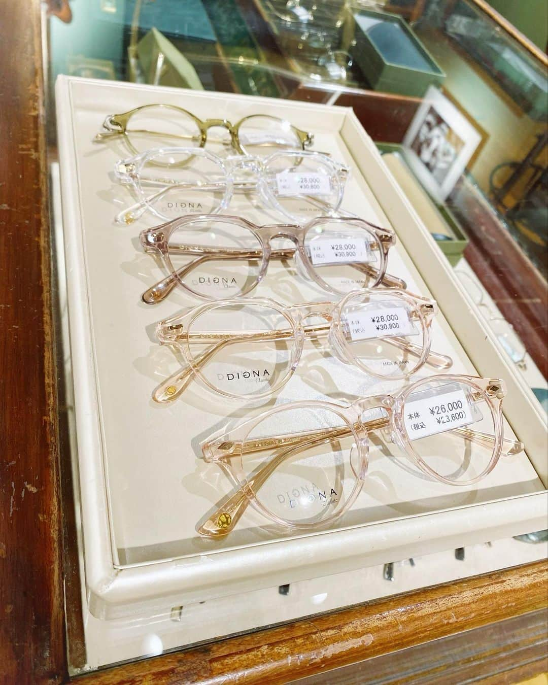 村田綾野さんのインスタグラム写真 - (村田綾野Instagram)「#dignaclassic のクリアカラーたち👓  インスタで見かけたクリアカラーがかわいくて、さっそくお邪魔してお店で色々見せていただきました！  春夏ぴったりの淡めクリアカラー、並んでるだけでキラキラさわやかかわいい〜！  カラーレンズいれるのもいいですね！  モデルはたぶん#dignaclassic959 （真ん中3本）  #めがね #めがね女子  #眼鏡 #ファッション #原宿 #クリアメガネ」6月7日 17時31分 - ayano_megane