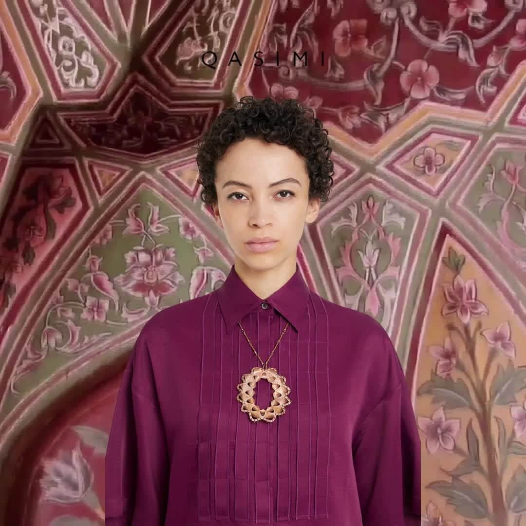 カシミ オムのインスタグラム：「@zohra_rahman places the same value on craft as QASIMI, bringing traditional techniques into a contemporary context. ⁠ ⁠ Featured here, our COPPER CHAIN styled with our COPPER BROOCH. ⁠ ⁠ Available now. ⁠ ⁠ QASIMI.COM」