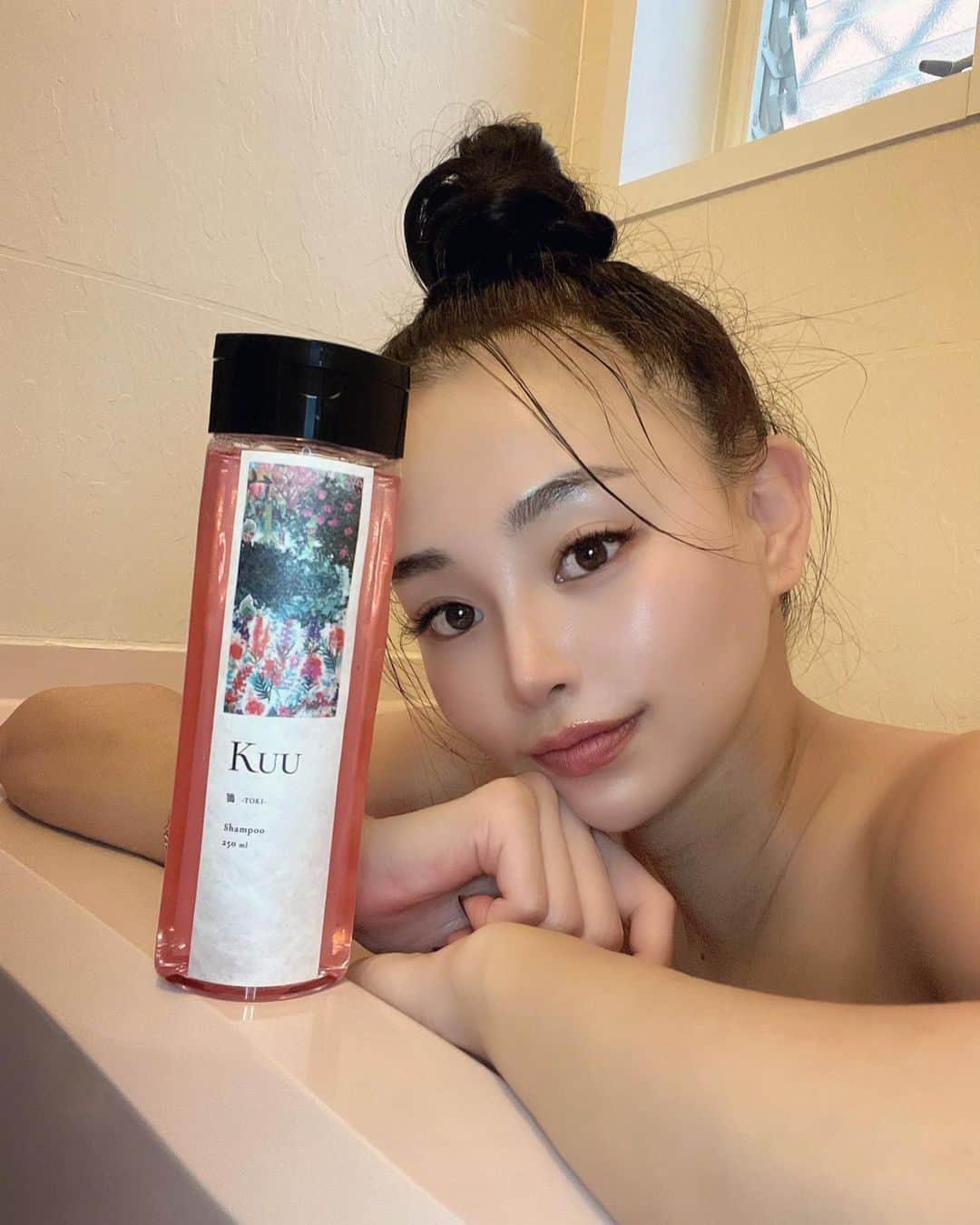 のインスタグラム：「. やっほゆみだよ🫧 最近教えてもらったKuuのシャンプー　 @kuu_shop_official 🧴🫧 水で薄めてない濃密美容液シャンプー🧴🫧✨ バリエーションが豊富でどの香りもとっても良いの🫧 ゆみは　“鴇　TOKI” リッチバニラにしたよ🍨🫧🚿 泡立ちも良く指通りも最高🫰✨ スーパーロングヘアの私にはありがたい🥹🫧 お風呂が毎日楽しいよん🛁🫧🧴💓 . . #kuu #kuuaquafreeseries #濃密美容液 #supported #美容液シャンプー #bathtime」