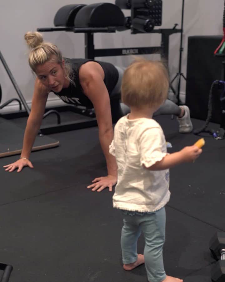 ジェマ・アトキンソンのインスタグラム：「This memory though 🥹❤️  From the start she always loved dancing in the gym. I love having Mia with me when I’m training and I love that she has an interest in it already 🥰」