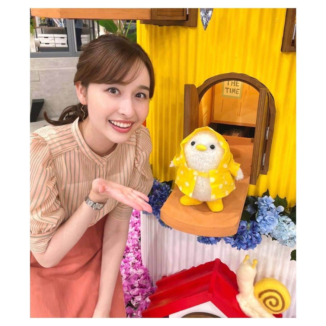 のインスタグラム：「🐌  . .  THE TIME,のスタジオにも梅雨がやってきたようです。🐸  今朝はニュースの時スタジオにも雨が降っていたけど、 シマエナガちゃんはカッパを着ていたから濡れなかったかな？？🐥☔️  ハウスの周りの紫陽花もとっても華やかで 今朝はシマエナガちゃん達に元気をもらいました。☺️  明日もよろしくお願い致します！  . .  #thetime_tbs #紫陽花 #梅雨 #シマエナガちゃん #癒し #シマエナガファミリー」