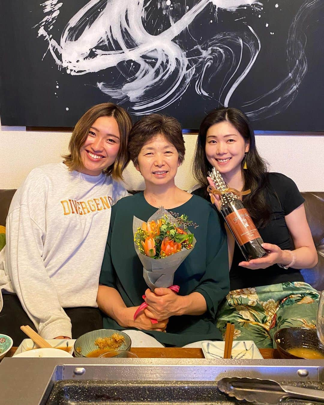 田中セシルさんのインスタグラム写真 - (田中セシルInstagram)「* Happy Birthday my mommy💐 母のお誕生日当日、お家で焼肉パーティーをしました🥩 おはぎアーティストのはるちゃんも駆けつけてくれて素敵な花束にワインまで🍷 普段全くお酒を飲まない母ですが、この日ばかりはみんなで楽しく美味しい白ワインから赤ワインまで🥂 終電ギリギリまで喋り倒してしまいました😆✨  数年前は身体を壊し、スムージーカフェ @7LeafJuice を続けられるかどうか… の日々でしたが、健康のありがたみを人一倍経験しパワーアップした母が作るグリーンスムージーは最強だと思います❣️ これからもずっと元気で頑張ってください✨  #happybirthday #hbd #bdphotography #bdparty  #お誕生日おめでとう #mymom #mommy」6月7日 18時29分 - ceciltanaka