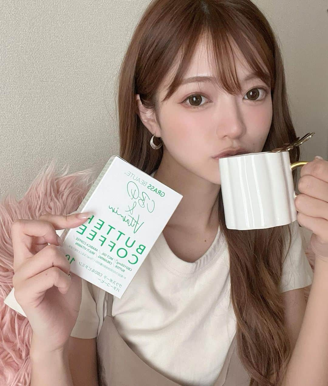 八千恵(やっちん)のインスタグラム：「最近朝食をコーヒーにしてみてる☕️ . 飲んでるのはグラスボーテバターコーヒー @grassbeaute 🌿 . 味がまろやかでおいしいのも好きなんやけど、 CBDとマルチビタミンが配合されてて リラックス＆リフレッシュできる☺️ . 摂りにくい中鎖脂肪酸とかの栄養素も 入ってて、今一押しのコーヒー✌︎ . . 一杯ずつのスティックタイプだから 持ち運びにも向いてる！試してみて✌️🤍 . . #グラスボーテ #grassbeaute #バターコーヒー #CBD #マルチビタミン #MCTオイル #美意識 #コーヒー習慣 #コーヒータイム #リラックス #おうちじかん #ビューティー #beauty #paidpartnership」