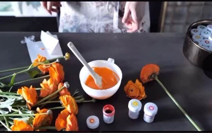 청담 수케이크 (atelier soo)のインスタグラム：「Making a real flower color ❤️🧡💛💚💙💜」