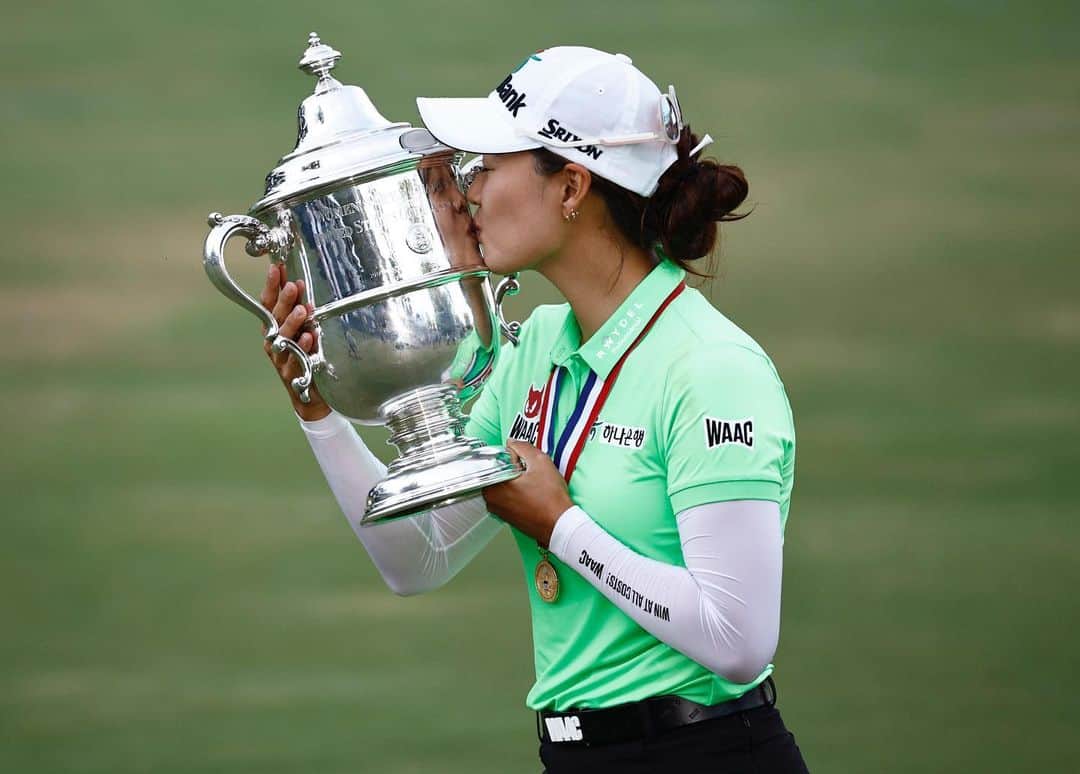 ミンジー・リーのインスタグラム：「2022 US Women’s Open Champion🏆 Still lost for words. Still sinking in.   Just a massive thankyou to the people who got me here. To the people who constantly support me. To the people who always push me to be my best. You know who you are.  Thankyou to @usga & @pineneedlesresort for being great hosts. A true test of golf.   Thankyou to the fans for rooting me on and to the volunteers, staff & grounds crew who made all this possible.   Thankyou to my sponsors for the ongoing support and walking this journey with me.  Thankyou to my team, family & friends who always keep me grounded & have my back no matter what.   I am truly honored to be an @usga champion again.  2 time major champion whoooo🤩」
