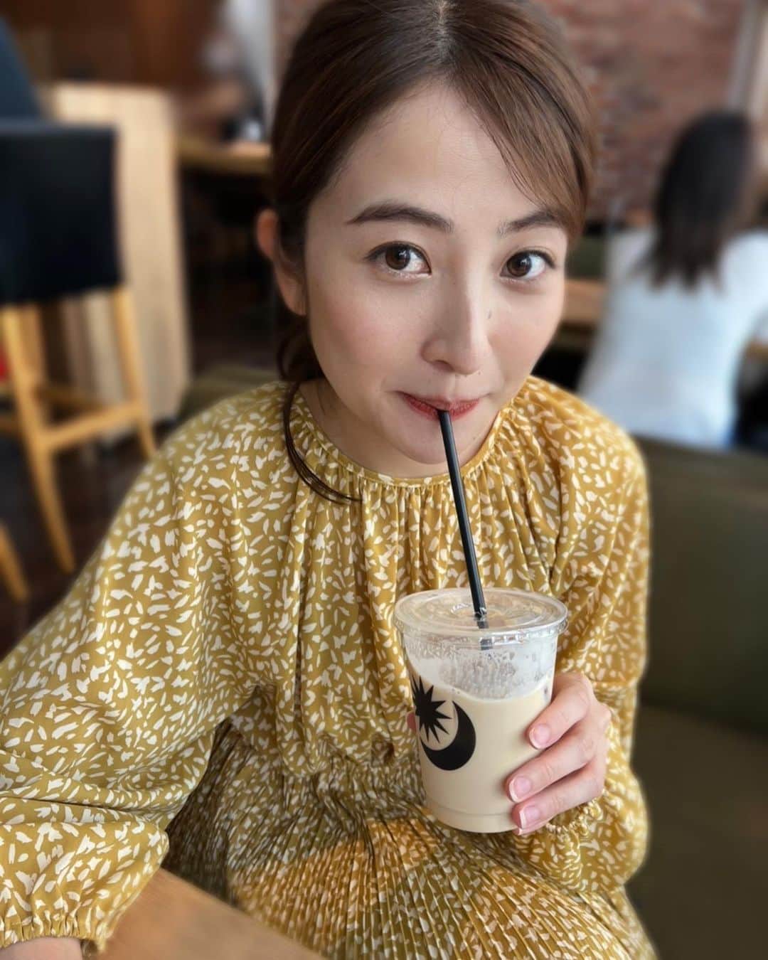 日比麻音子のインスタグラム：「同僚と、 仕事の合間に束の間のティータイム☕︎ 今日も頑張るか〜と思える時間です。 👭🍃  #アメニモマケズ #コンシュウモユルリト #キノウトウコウワスレテタ」