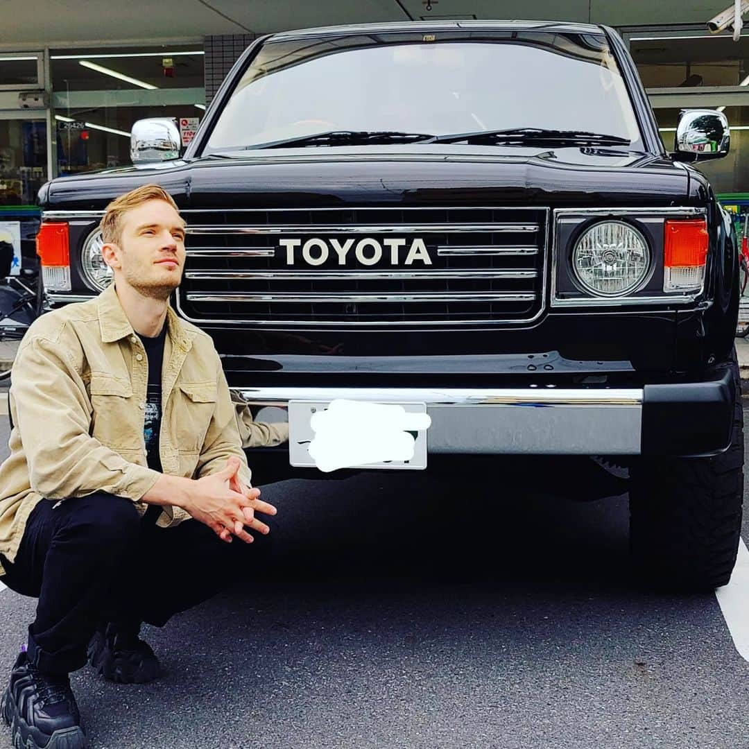 ピューディパイさんのインスタグラム写真 - (ピューディパイInstagram)「Sorry but had to flex this new ride🤠 Love it so much, it's a Toyota 100 but completely redone. Ready for whatever Japan has to offer now! 🇯🇵 (#ad - I guess cause technically they hooked me up)」6月7日 11時52分 - pewdiepie