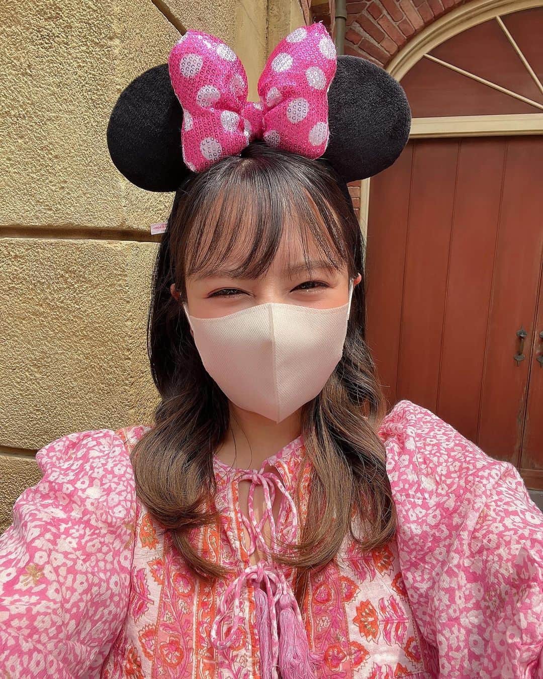 のインスタグラム：「久しぶりに1日ずっといた🤭♡ 最後の花火が素敵だったな〜〜🧨  ディズニーの音楽ってなんであんなに心揺さぶられちゃうの〜🫠  美女と野獣も初めて乗ったけど終わった瞬間みんなで拍手したよ🥹💓  ちゃんとめちゃくちゃ疲れたけど😂 楽しいディズニーランドでした✨  6.7.8枚目の写真は5歳年下のお友達がフラッシュで撮るといい感じになるの教えてくれたよ🫣♥︎笑 (そういえばすずもフラッシュ好きだった🥱)  #ディズニーランド #disneyland」