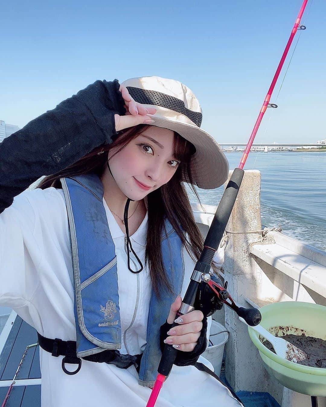 佐藤ゆうきのインスタグラム：「最近釣りにハマってます🎣  アジ釣りとタコ釣りに行って来ました‼︎  アジ釣りなのに初めに釣れたのはイシモチでした🤣  アジの結果22匹🐟  ○刺身 ○干物 ○なめろう ○あら汁 ○丸焼き  色んな食べ方で食べれるの楽しい✨  タコ釣りは残念ながらボウズでした…🥺  その代わりにカサゴのポイントに連れて行ってもらいカサゴは2、30分で 6匹🐟  ○刺身 ○煮付け ○唐揚げ  カサゴのお刺身初めて食べたのですがすっごく美味しい✨  市場じゃなかなか手に入らないらしいので、 次はカサゴメインの釣りに行きたいな✨  6月下旬はタコ釣りリベンジします‼︎🐙  #タコ #アジ #アジング #釣り #釣りガール #釣り女子 #釣り初心者  #美容  #カサゴ #船釣り #model #可愛い女の子 #自撮り #フリーモデル #写真好きな人と繋がりたい #フォローミー #followforfollowback #asian #asianbeauty #asiangirls #japaneseidol#ig_japan #igers #picoftheday #photo #model #instagood #followme #instafollow #photooftheday」