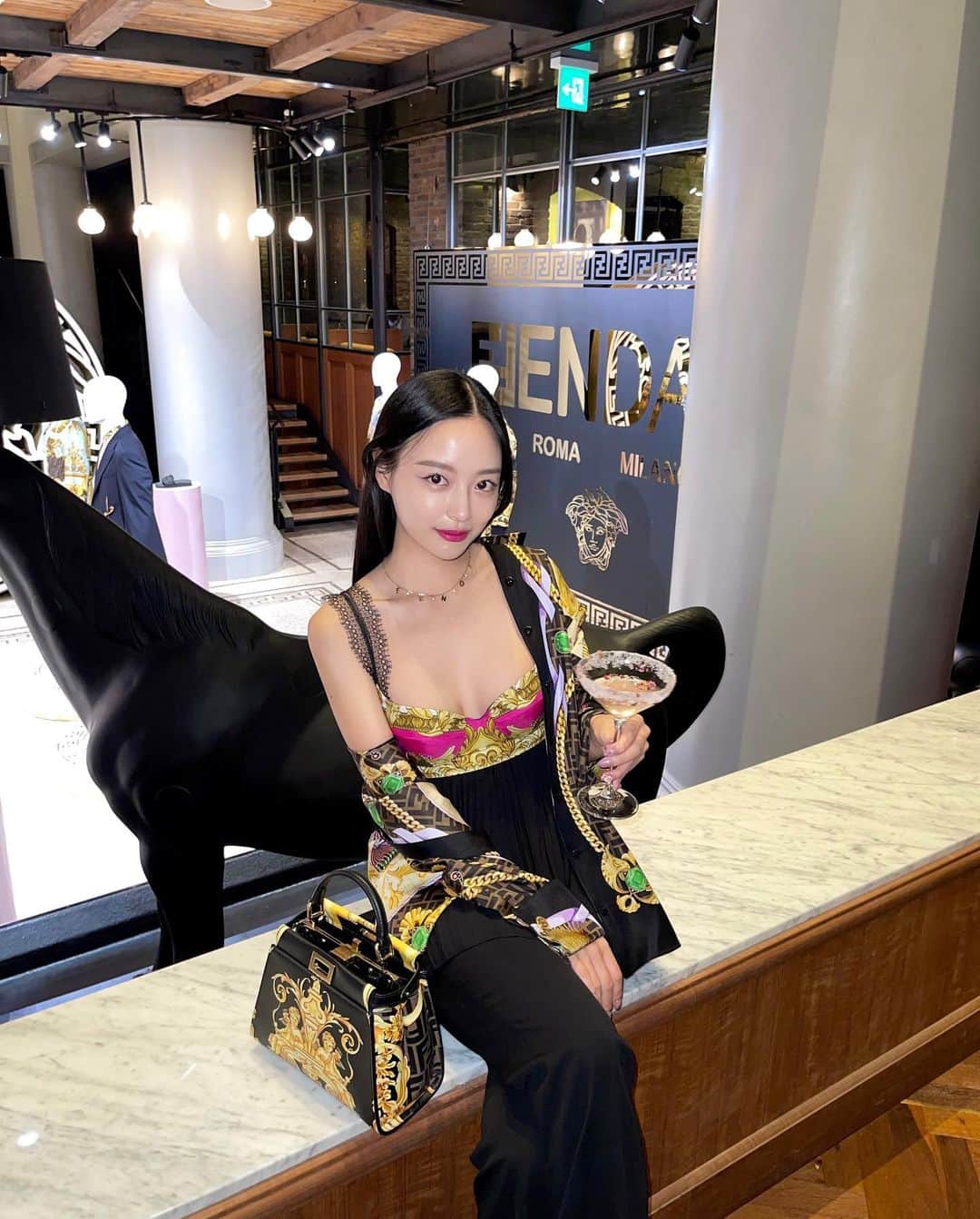 ᴅᴏᴜʙʟᴇsᴏᴜᴘのインスタグラム：「💗+💗=💕 펜다체 행사 다녀온 날! 펜디와 베르사체가 만나 화려함 가득했던..✨ 행사가 궁금하신 분들은 프로필 링크 눌러서 브이로그 보러오세요 💞  ペンダチェイベントに行ってきた日！ フェンディとベルサーチが出会って華やかさいっぱいだった..✨ イベントが気になる方はプロフィールリンクを押してVlogを見に来てくださいね💞  #fendace #펜다체」