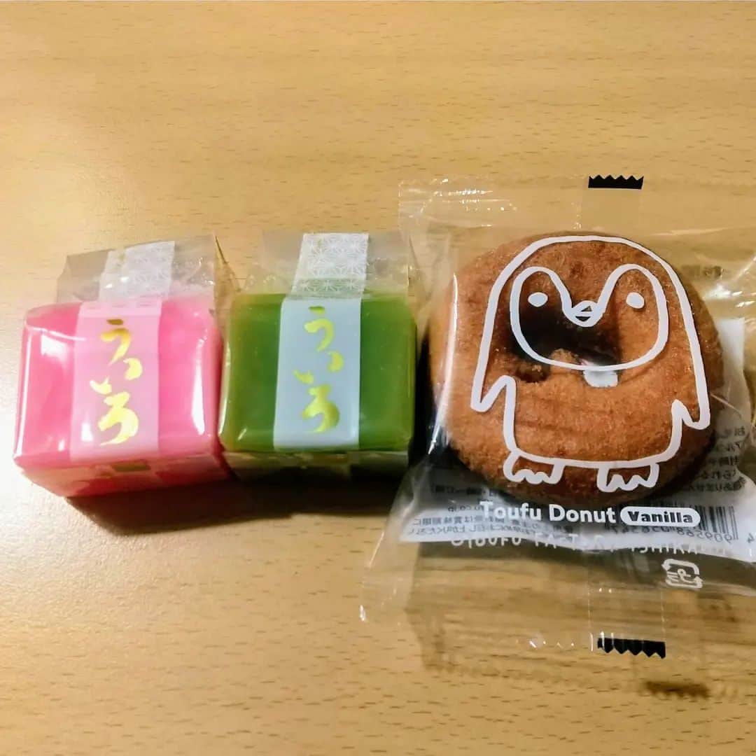 中村玉緒さんのインスタグラム写真 - (中村玉緒Instagram)「皆さん こんにちは、中村玉緒でございます。  お世話になってるパチンコ・スロットの番組、ジャンバリドットテレビネクストさんのお知らせです。 今度の10日㈮ 21時から生放送あります。 なんや登録すると、始まりますよ！と教えてもらえるそうですね。 ボタンを押して(ぐふふふふ) まぁ、後からも観れるそうです。  これを観ると、次の日どこのウイングさんでどの台を私らがやんのか分かると。何が流行ってんのか。  おやつは、ホテルでも欠かさんと私はねいつも神さん、仏さんに手を合わすときにお供えします。 この前はこれだったかな。  みなさんもおやつ頂きながら、楽しく観て下さいね。  では、またね  #ジャンバリドットテレビネクスト #中村家の休日 #YouTube #生会議 #WING #楽しんで #中村玉緒」6月7日 13時24分 - tamao_nakamura