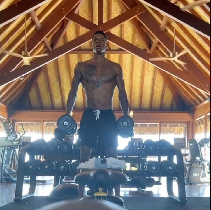 マーカス・ラッシュフォードのインスタグラム：「3 sessions in and feeling good after an amazing break with amazing people  Back to work @santandave 🎶✌🏾😄」