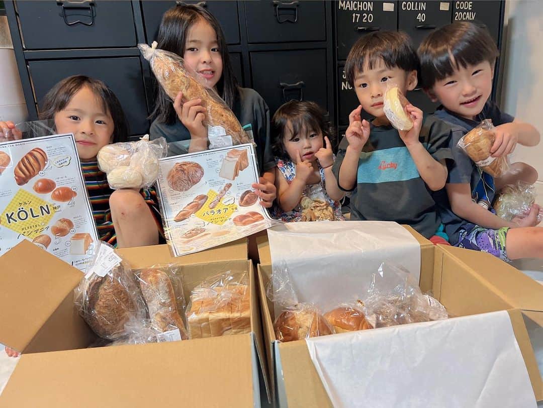 Kazukiのインスタグラム：「子ども達と楽しみにしていた めりぃなパンマニアが届きました⤴︎⤴︎⤴︎🙌🥖🥐🥯✨ • パン好きな我が家にとっては、毎回全国各地の有名ベーカリーを食べられるのが本当に幸せで、今回はパン好きな鹿児島の母へも冷凍で発送し、凄く喜んでもらえました♡♡ • 『めりぃなパンマニア』はパンの定期配送サービスで、 全国各地の厳選された有名ベーカリーが届けられます🥖🥪🥯✨ • 店頭では売り切れになってしまうレアパンやオリジナルパンもセットになっているので、毎回箱を開けるのが本当に楽しみです🥰 • 同じパン好きなフォロワーさんがいらして、 沢山の感想やコメント、いつもありがとうございます☺️💕 • • #パン好き#厳選#全国のパン#めりぃなパンマニア#めりぃさんのお店#定期配送#楽しみのひとつ#パン好き親子#鹿児島#母へ#六男七女#15人大家族#漆山家」