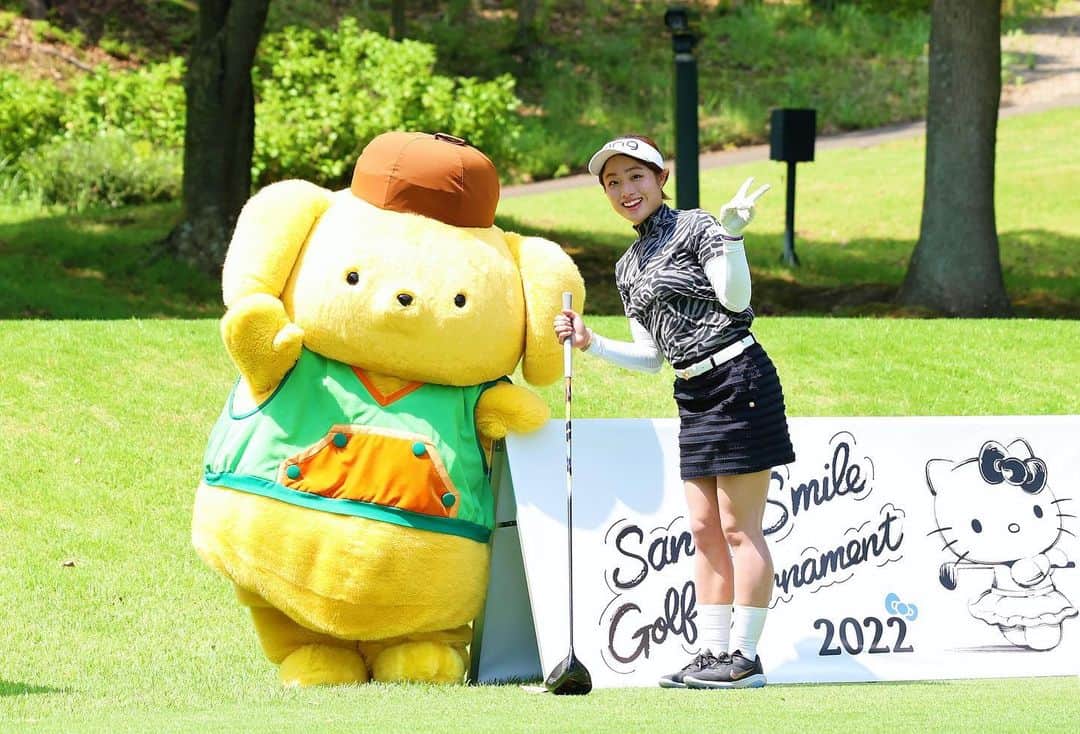 鬼塚貴理のインスタグラム：「.  Sanrio Smile Golf Tournament  ポムポムプリンとの2ショットを撮ってもらえてたので載せます💛 1試合に1投稿じゃ足りないくらい良い写真が多い〜 いつもありがとうございます! @nhgt_official   写真の2枚目はドライバー打つ前で、3枚目は打った後です多分!」