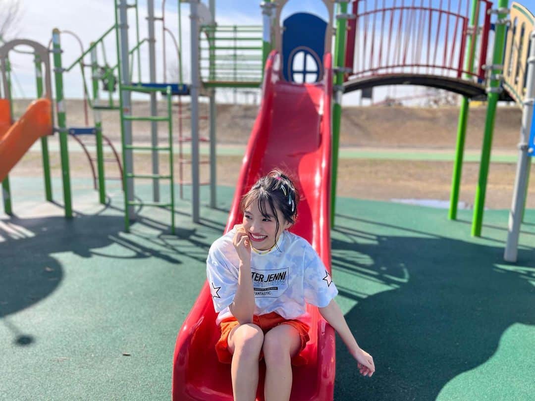 ニコ☆プチのインスタグラム：「❤️‍🔥☀️🎶  すべり台すべって うれしそーなリオ😚🌼  #本当は座ってるだけ😝笑 #具志川莉央」