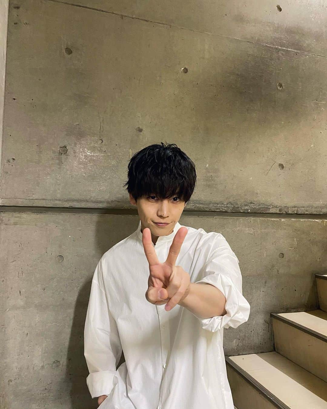 のインスタグラム：「お久しぶりです🤙🏻 メッセージありがとうございます✨年を重ね、時の流れの速さを日々痛感しております。多くの経験をさせていただける今の環境は、日頃から応援してくださる皆さんのおかげです。いつもありがとうございます😌☺️  雨空続きですが、、 体調崩さないように‼︎‼︎ 下半期も健康第一でやっていきましょ。 では引き続き撮影いってきます🚶🏻‍♂️  🫰🏻✨✨」