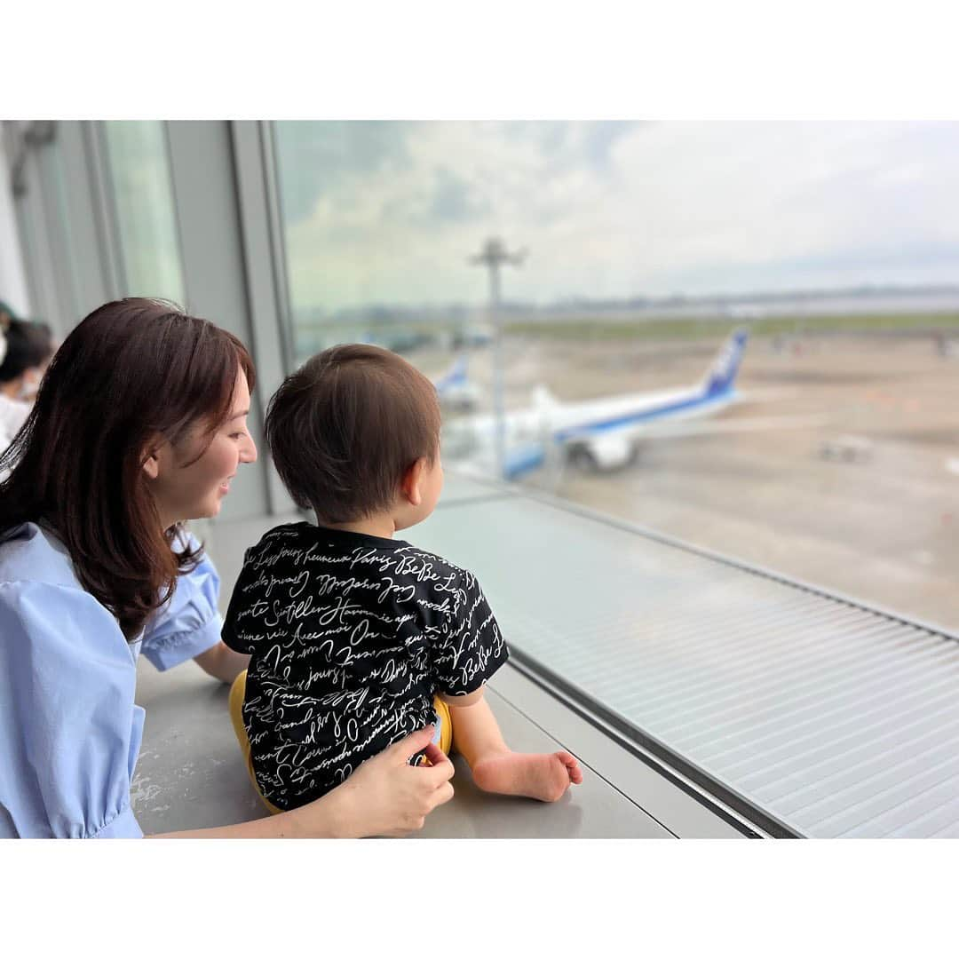 伊藤弘美のインスタグラム：「☺︎ ⁡ 最近、空を飛んでいる 飛行機が分かるようになったので 羽田空港へ飛行機を見に行ってきました🛫✨ ⁡ 息子と飛行機にバイバイ👋していたら 操縦席から手を振ってくださって嬉しかったです✨ ⁡ 飛行機に乗る機会がここ数年無かったので 久しぶりの空港に、私の方がテンション高かったかも☺️💦 ⁡ ⁡ #羽田空港　#羽田空港第2ターミナル #飛行機　#展望デッキ #こどもとお出かけ　#お出かけスポット #男の子ママ　#1歳児ママ」