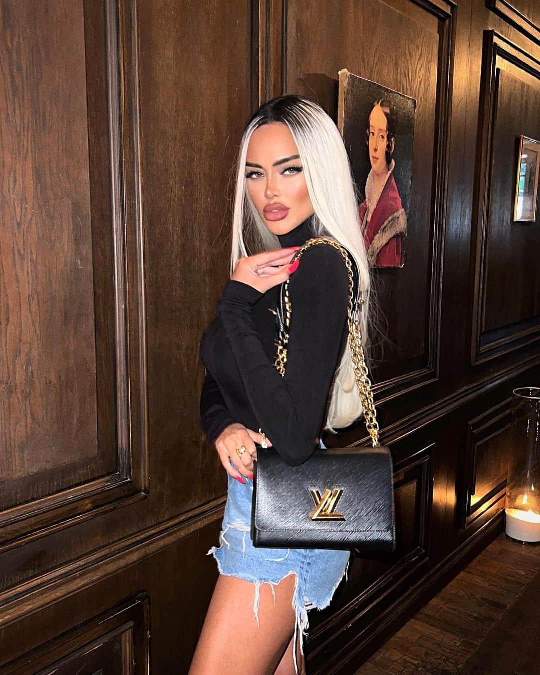 Nita Kuzminaのインスタグラム：「Встречались ли вам люди, общение с которыми ну никак не складывается, как бы вы не старались!? Когда человек тупо не тянет Вас морально/физически, но прёт как бык на красную ткань.. Я поняла одно, если такое происходит, сразу нужно обрывать все концы. Ведь это именно те люди, кто не желает вам искренне счастья, это люди с комплексами, которые пытаются навязать их вам, подстроить под себя и т д..  Будьте ЛИЧНОСТЬЮ, живите по СВОИМ ПРАВИЛАМ! ♠️」