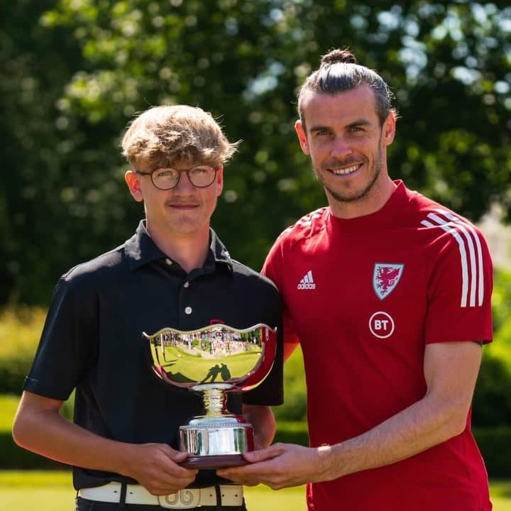 ガレス・ベイルのインスタグラム：「An unbelievable few days and delighted last week to have been able to host the first ever Gareth Bale Championship and Festival of Sport. This was a project I was hugely excited about, and it was great to be able to offer young people the opportunity to try different sports and hopefully develop a passion for life. Football has been my passion but growing up I enjoyed playing many sports which I believe helped me develop as a player. In what is hopefully the first of many of its kind, I am extremely excited to grow this event, get more young people involved and ultimately provide more opportunities for children to participate in sport!  I would like to thank @walesgolf, @sport_wales and @therandagolf for all their hard work and support on this event. I would also like to thank all the governing bodies who got involved, I look forward to working with you again to make this event bigger and better next year.」