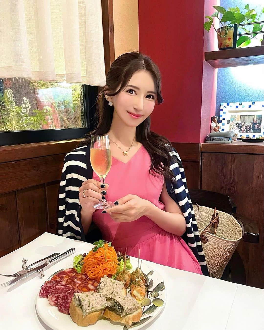のインスタグラム：「🇪🇸 𝐂𝐀𝐋𝐀  𝐂𝐀𝐑𝐌𝐄𝐍 ❤️ グルメの友人に聞いたスペイン料理店 大満足間違いなし！とのことでずっと 行ってみたかったカラカルメンさん☺️✨ ⁡ 友人曰く どれを頼んでも絶品なのだそう💓💓 ⁡ 確かに…！でした🥰 ⁡ 私の一番のおすすめは 本場の前菜をいろいろ楽しむことができる こちらの前菜盛り合わせ✨   ⁡ こんなに美味しいお店があったとは… 名古屋駅から徒歩でも行けるところも良い♫ ⁡ また近々伺いたいです🫶🤍 ⁡ ⁡ ⁡ ⁡ ⁡ #ピンクコーデ #ボーダーコーデ #上品コーデ #ワンピースコーデ #大人コーデ #きれいめコーデ #ディナーコーデ #ハーフアップ #名古屋ディナー #名駅グルメ #名古屋駅グルメ #名古屋グルメ #ノリタケ #スペイン料理 #スペインバル #食べログ高評価 #カラカルメン #calacarmen」