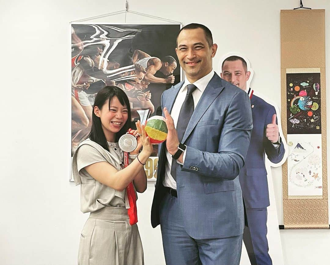 高木菜那のインスタグラム：「先日スポーツ庁へ室伏さんにご挨拶に伺いました。 平昌オリンピックが終わってから何か新しいことが学びたいと思い、2019年春から3年間、室伏さんの元で色々なトレーニングを教えていただきました！ 本当に沢山の発見や学びがありました。 室伏さんとトレーニングが出来て私のスケート人生がより濃いものになりました！ 本当にありがとうございました✨ これからもよろしくお願いします！ #紙風船トレーニング  #このトレーニング本当に素晴らしい  #室伏広治  #室伏さんの後ろに室伏さん  #ハンマー投げ  #speedskate」