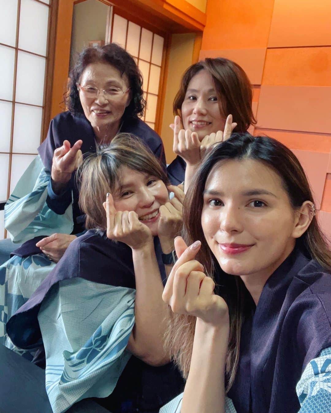 ケリーアンのインスタグラム：「北陸女子旅♨️あわら温泉  この日はおばあちゃんのメイクした💄💋 めっちゃ可愛い💖  2枚目❤️が上手くいかなかったパターン😂👍」