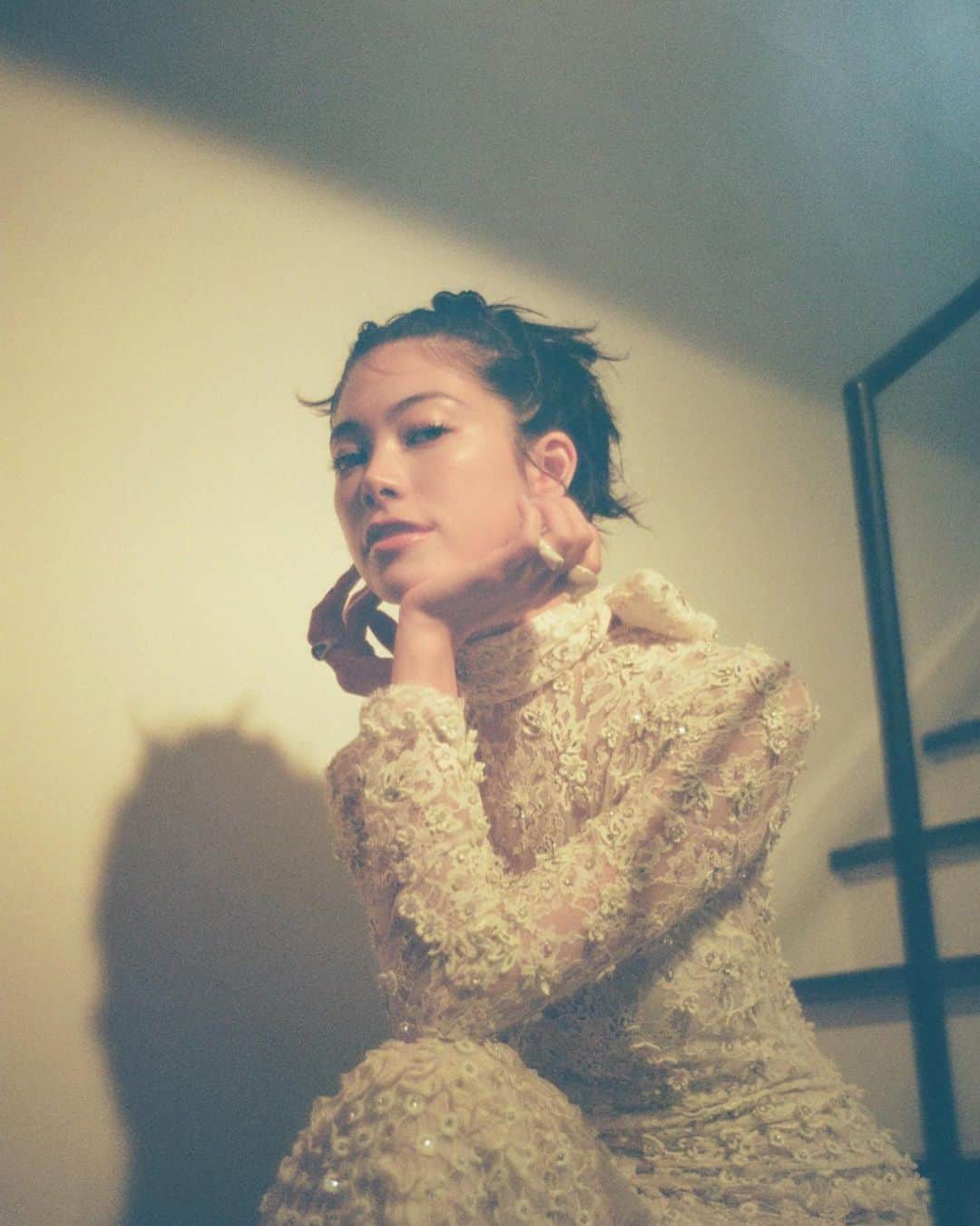 森星のインスタグラム：「Timeless #ValentinoVintage by @maisonvalentino   時が紡ぎあげ、人から人へ渡る ファッションの未来。 モノを大切にしていく、循環のかたちへ。  Photo by @kunomirei  hairmake @mifune2014  「ヴァレンティノ ヴィンテージ」が、6/7（火）から6/19（日）まで、代官山の @the_vintagedress で開催中。」