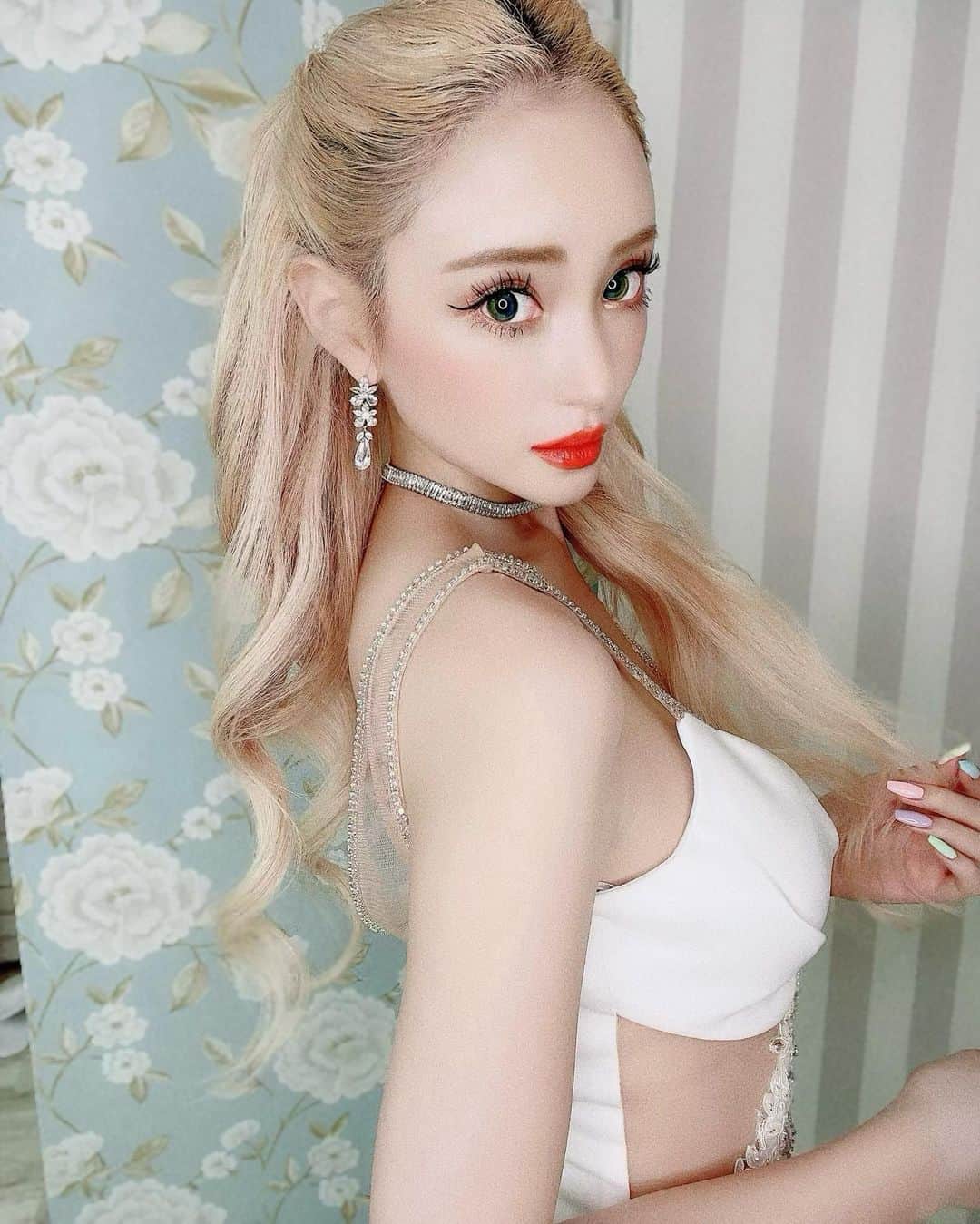 のインスタグラム：「オールバックハーフアップ👱🏻‍♀️ しんさん作💖  new nailはパステルカラーにしてみた💅💜」