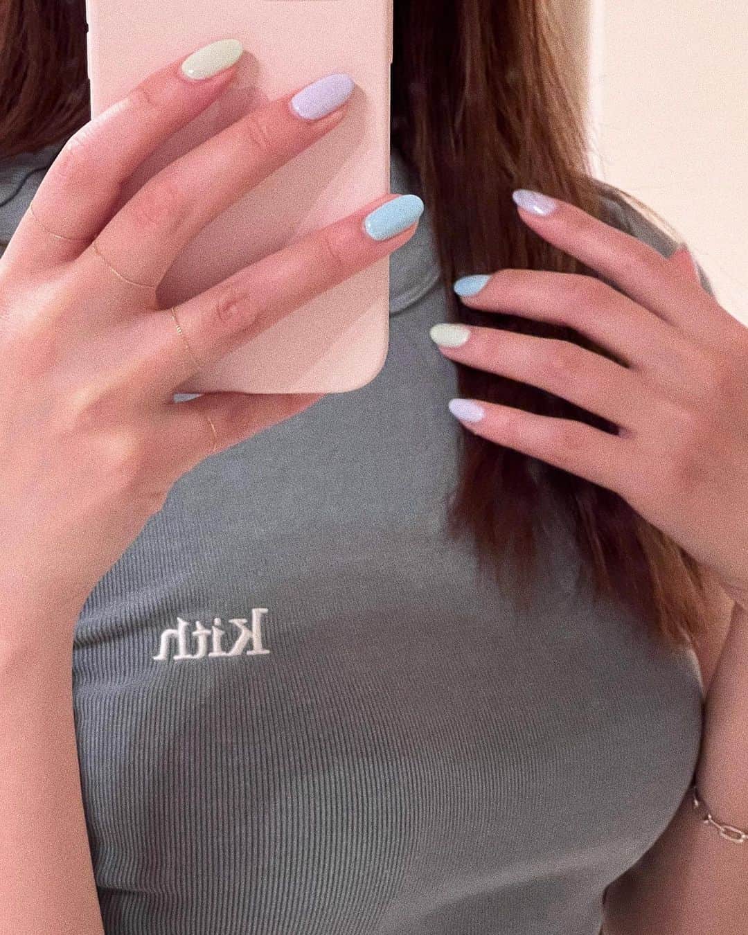 佐山彩香のインスタグラム：「Creamy Nails🤍🐬🍼」