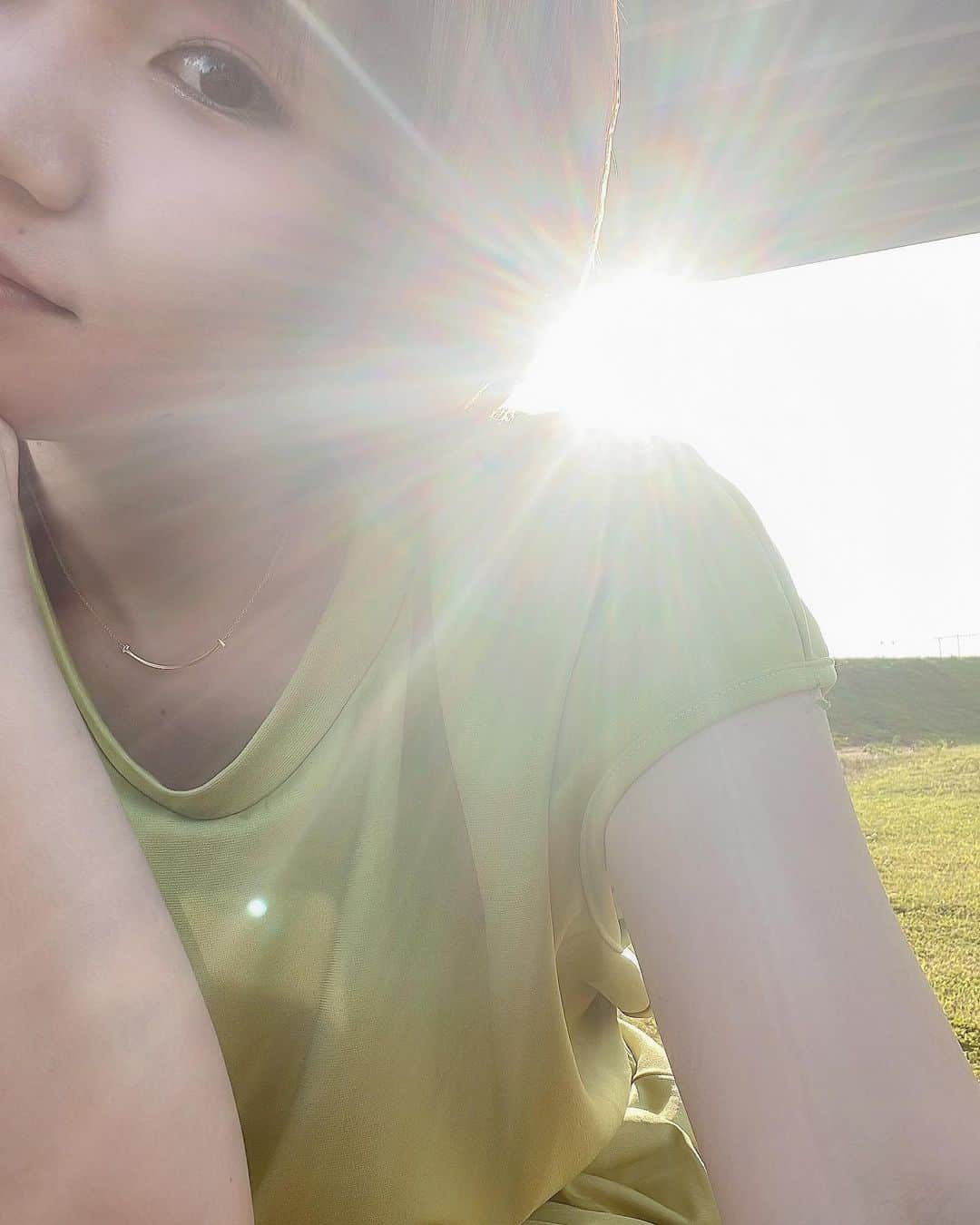 ほなみのインスタグラム：「先週は福岡で少しゆっくりとお休みを いただいており、 これまでのこと、これからのこと たくさん自分と向き合えた1週間でした🌿  . ゆっくりしておいで〜と 送り出してくださる、 ローメルのメンバーに心から感謝です🥲💕 （明日から外苑前セッションです♡ 飛行機の中だよ✈︎） . トレーナーとして、 任せていただける方に私は何ができるのかな？ 皆さんが 今以上に幸せに心地よく過ごせるには どうしたらいいかな？  考えて考えて考えました🔥笑 ルーズリーフ10枚分熱い思い完成。（手書き派✏️）  そんな今週、見えてるのかな？ と思うくらいクライアントさんから たくさんの嬉しいご報告がきて🕊♡  「ほなみ先生が言っていたストレッチを 続けていたら痛みがなくなりました！」  「新しい服が今までにないシルエットで 着れてびっくりしてます♡」  「お一人お一人と向き合ってるのが本当に伝わります😊」  「身体が痛くないってこんなに、生きやすいんですね‼︎」  と🥲  皆さんからいただく宝物のお言葉と セッション中に見せてくださる笑顔の おかげで、自分の今進んでいる道に 間違いはないなと改めて！確信しました。  自己満足になってないか、伝わっているか、  実はいつもセッション終わりに一人反省会です☺︎笑  一人ひとり 考え方、好きな食べ物、お仕事、趣味など 生活スタイルや生きてきた過程が違う。 本当に一人も同じ人間はいないからこそ、 全員にあたる正解はない。 . もちろん教科書、身体についての正解はあるけども、 でもそれよりも大切な事がある☺️ どんなに尊いことだろうと♡  嬉しい〜！ 皆さんの人生の一部となれていること☺︎ 大切なクライアントさんの大切な時間を いただき、健康に導かせていただいていること♡  まさに生きがいです🧡 日々勉強で、たくさんアップデートしていく🔥☺️  っと長くなっちゃいましたが♡笑 久々に熱い思いを語っちゃいましたw  最後まで読んでくれてありがとう✨☺️ 明日も素敵な日を過ごそうね♡ . さっ空の旅楽しみます☁️♡」