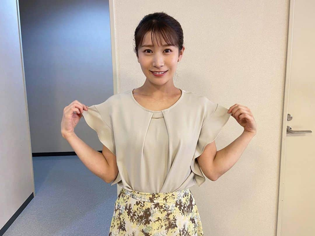 島津咲苗さんのインスタグラム写真 - (島津咲苗Instagram)「すっかり衣装が夏仕様✨ 明日もよろしくお願いします☺️ . . . #メーテレ #名古屋 #アナウンサー #ドデスカ #島津咲苗 #アナウンサー衣装 #衣装 #今日のコーデ #半袖 #ブラウス #夏コーデ #ベージュコーデ  #花柄スカート」6月7日 20時02分 - sanae_shimazu