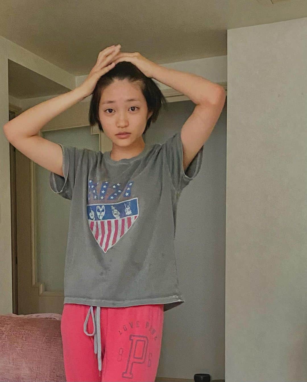 澤田友美のインスタグラム：「親子で、部屋着がKISSかぶり。 たしかそれは私のTシャツだったはず…w」