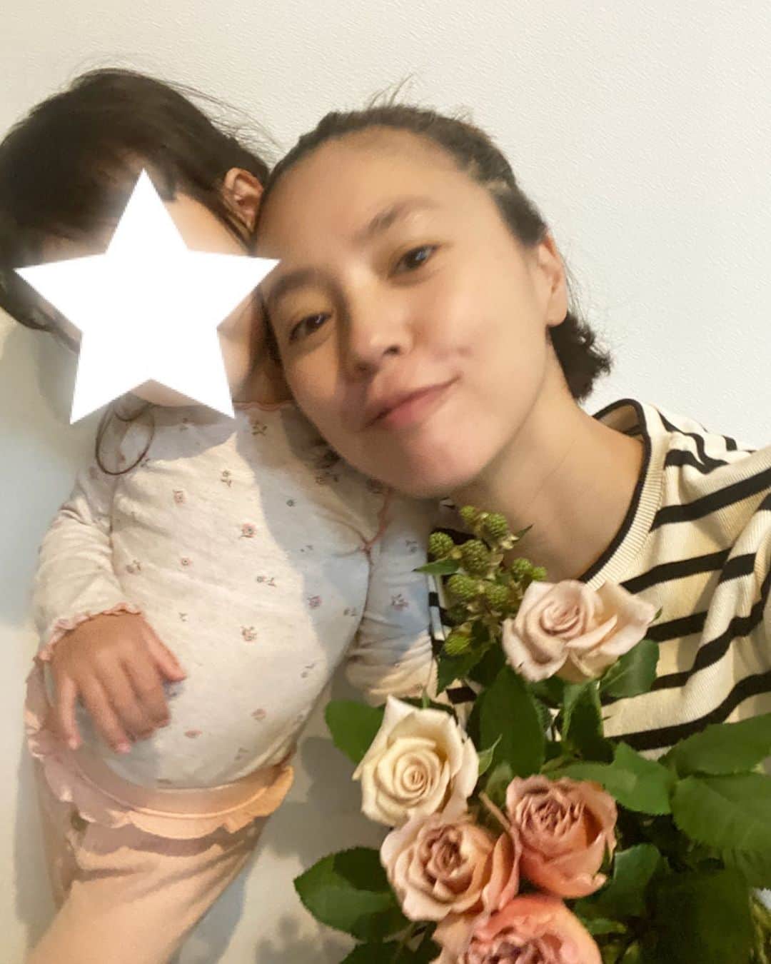 浅見れいなのインスタグラム：「39歳になりました🤲 30代最後の年❣️ 娘がパパとお花を買ってきてくれて嬉しいい誕生日です😊 いつもありがとう🙌 今日もなんら変わらない1日を家族で過ごせて幸せです❤️ 今年も健康第一に、感謝を忘れず、最後の30代アグレッシブに行きたいと思います！ これからもよろしくお願いします🤲」