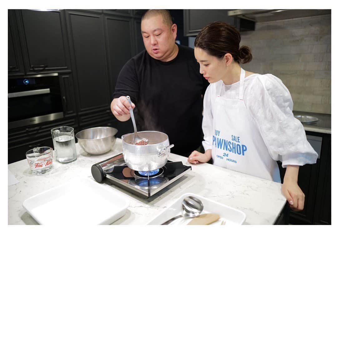 JUNNAのインスタグラム：「キッチンに広がる甘い小豆の香り あんこを練り上げる時の音 できたてのほわっほわのあんこ  幸福感に満ち溢れた週末のキッチン  明治17年創業、銀座の「空也」 五代目の山口彦之さん( @hicoyuki )直々に作り方を指南していただくと言う畏れ多すぎる夢のような体験  貴重な機会！ せっかくなので自分でも復習できるように、一から工程を記録したビデオも近日皆さんにもシェアしたいなと思います♡  教科書は　@dancyu_mag  2022年3月号 P.178〜あんこ達人への道  動画編集は @isagram.inc 😎 サポートは鍋プロ @yuza.pro  ありがとうございました 今回はひとめひこさんのあんこ作りを見たい...とガヤもいっぱいでした😅  みんなのくすくす笑い声...♡  #空也#空也もなか#あんこ#dancyu#お菓子づくり#和菓子#only#銀座グルメ#junna🏠」
