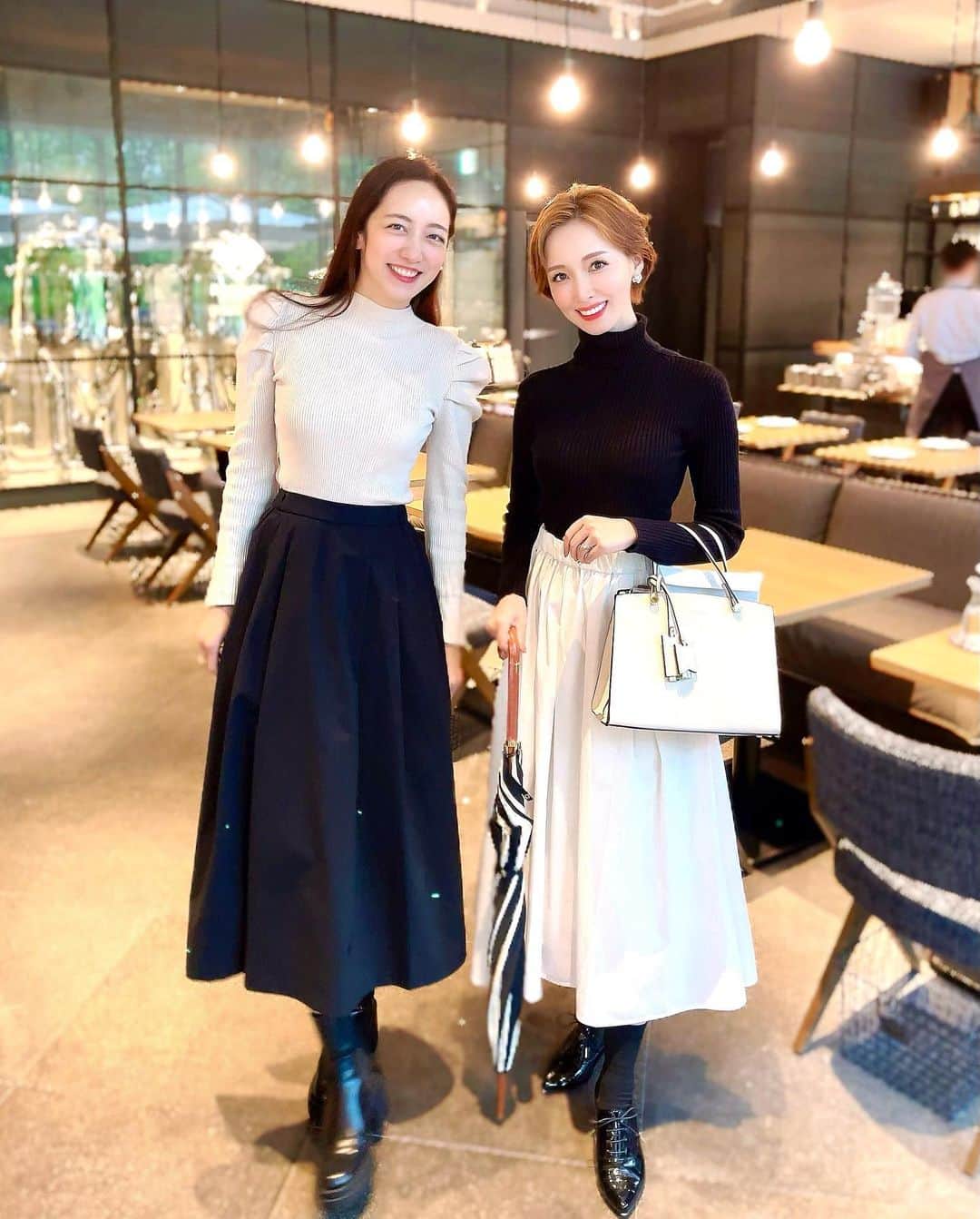 瀬戸早妃のインスタグラム：「ストーリーにちょろっと呟いたのですが なんだか最近元気が出なくてですね…🥹🫧  5月のあれかと思ってたのですが、6月になってもなおらなくて。  天気のせいにして仕舞えば良いのかもしれませんが☔️  よしかと会って話聞いてもらったり まったり過ごしてたら良いことありました🌈✨ 親身になってくれてありがとう. @leila___ni   『さきは今日はどんな格好？』と聞いて、お揃いモノトーンコーデで来てくれました🤍🖤 私を元気つけようとしてくれたのかな？ってそんなこと考えてたら涙出るし🥲  ありがとうよしか❤️  #よしか #モノトーンコーデ #おそろコーデ #白黒コーデ」