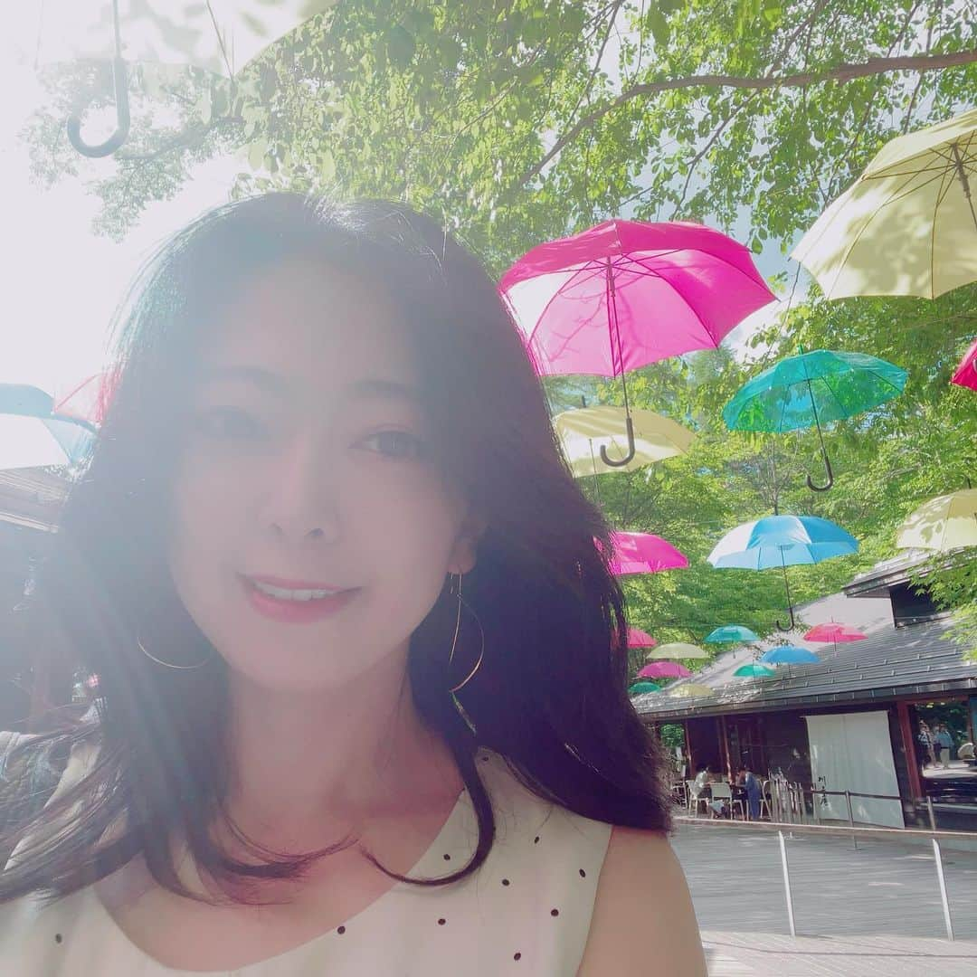 榎本温子さんのインスタグラム写真 - (榎本温子Instagram)「緑の傘の下もいいね💚  #ハルニレテラス #umbrellasky #umbrella #傘 #軽井沢 #karuizawa #声優」6月7日 20時50分 - atsuko_bewe